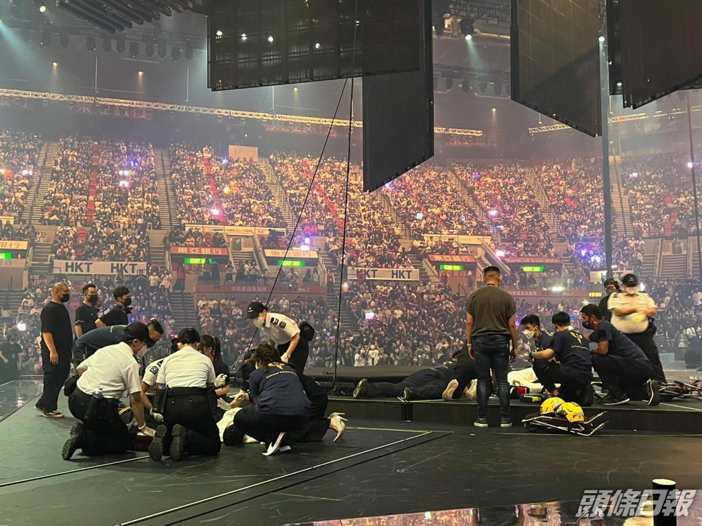 大屏幕墮下，壓傷2名舞蹈員，演唱會要腰斬。